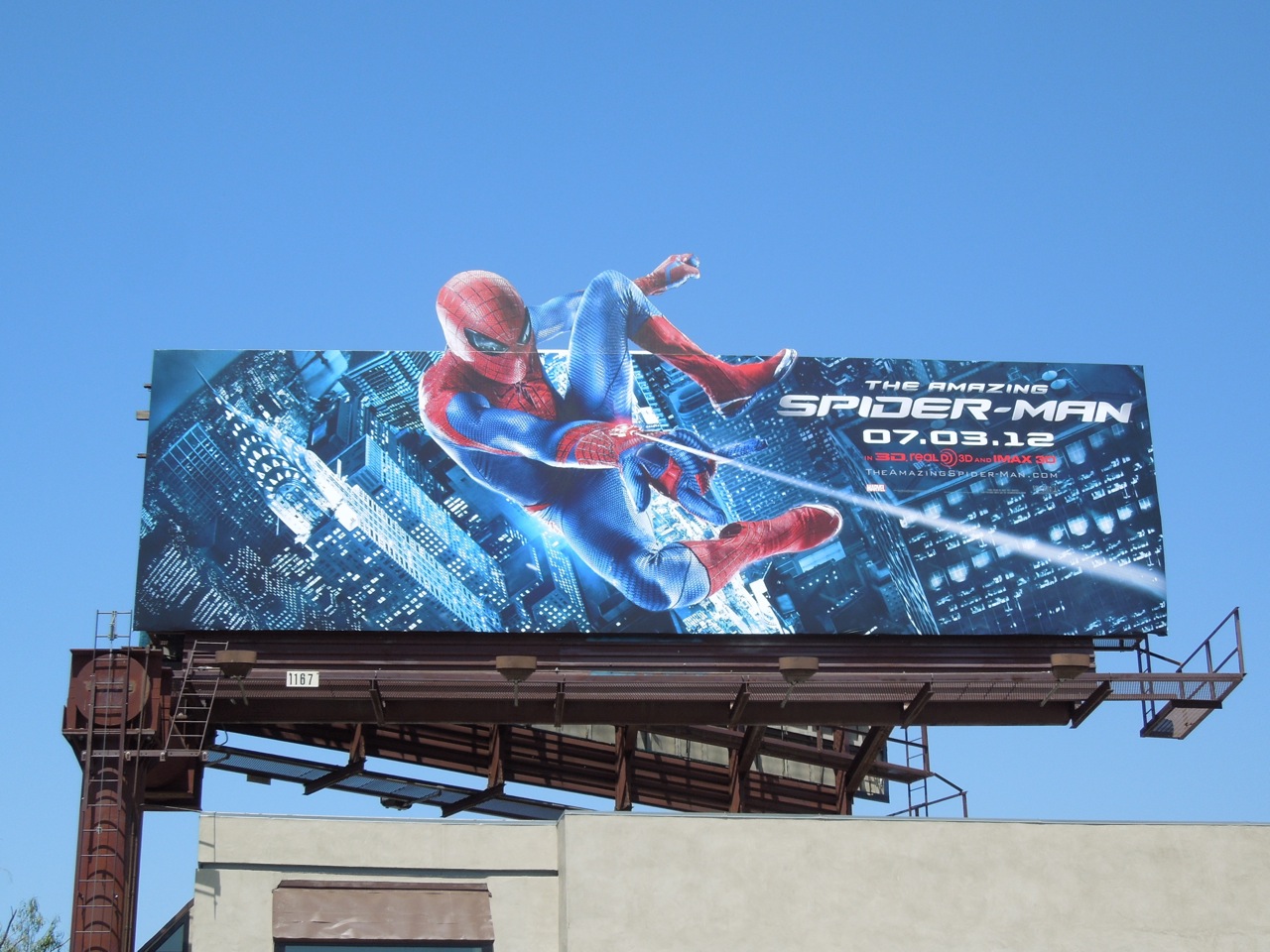 Movie ads. Рекламный щит 3d. Реклама на билбордах. Яркий рекламный щит.